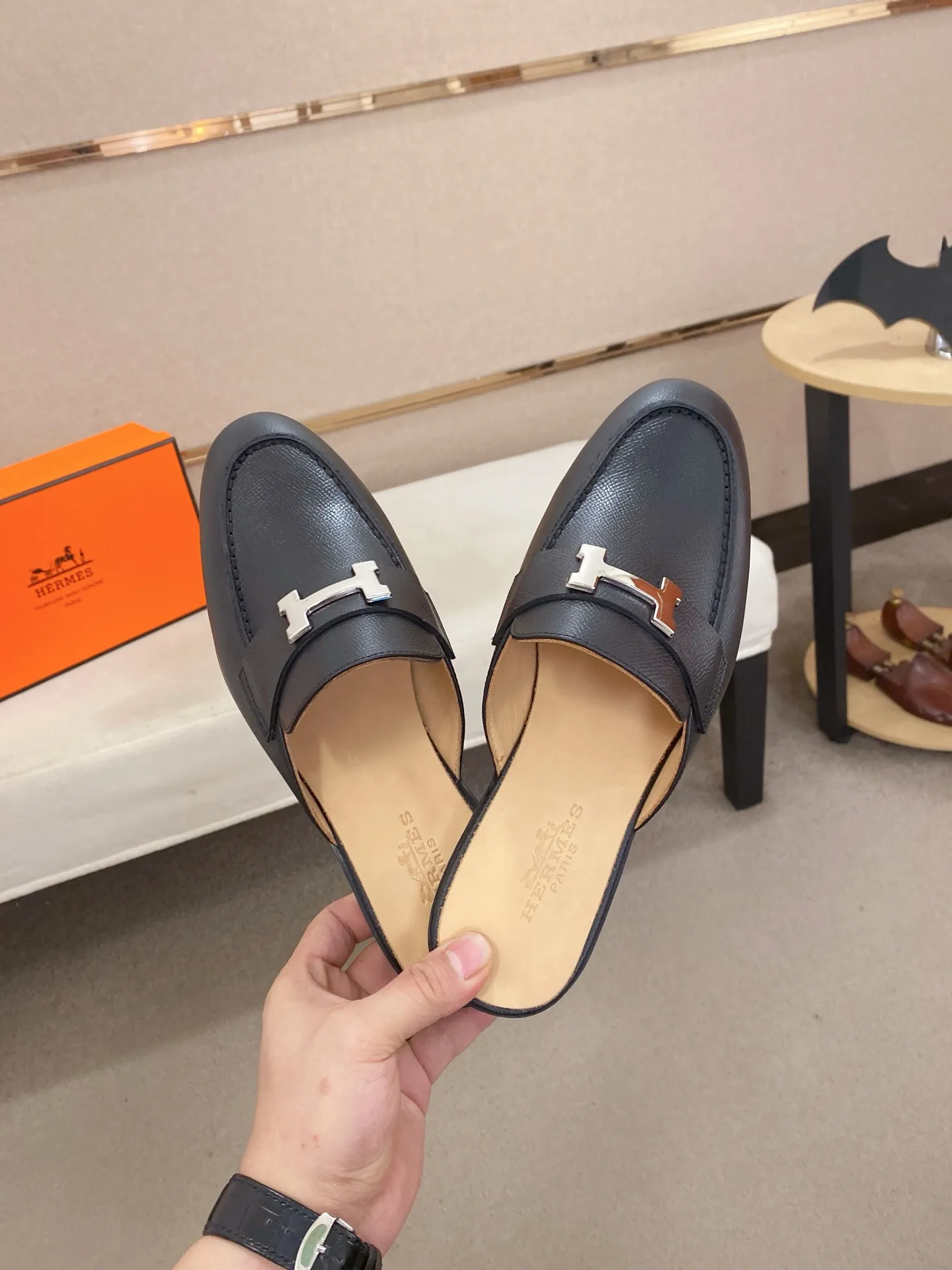 Men's clothing and shoes💰: 500💰《HERMES》【Classic original single version】Hermès half-drag; top 🔝purchasing agent🔍🔍 latest 🇺🇸 counter sale simultaneously, original ▲▲cowhide imported from Italy ▲▲Exquisite workmanship (Italian 🇮🇹Imported water-dyed 🐂cowhide lining) sole: original sole provided by the original factory, ⚠️exclusive double-layer activity·TPR·rubber·combined molded outsole; Yardage: 38-44. Can be customized45